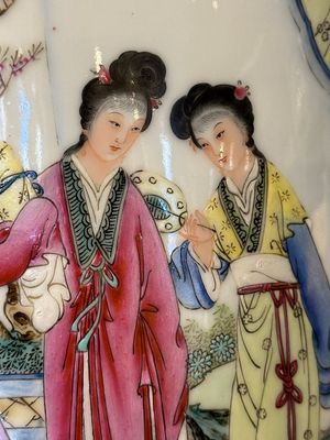 A Chinese famille rose vase with ladies in a garden, Qianlong mark, 20th C. — foto 10