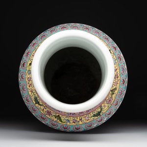 A Chinese famille rose vase with ladies in a garden, Qianlong mark, 20th C. — foto 4