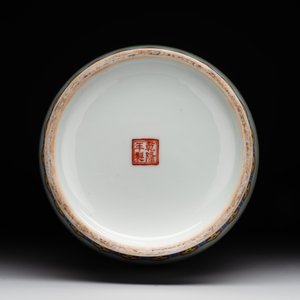 A Chinese famille rose vase with ladies in a garden, Qianlong mark, 20th C. — foto 5
