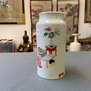 A Chinese famille rose vase with ladies in an interior, Republic — photo 8