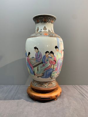 A Chinese famille rose vase with ladies on wooden stand, Qianlong mark, Republic — photo 3