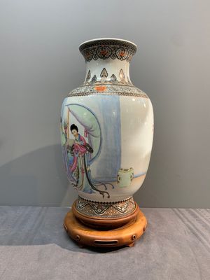 A Chinese famille rose vase with ladies on wooden stand, Qianlong mark, Republic — photo 4