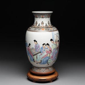 A Chinese famille rose vase with ladies on wooden stand, Qianlong mark, Republic — photo 1