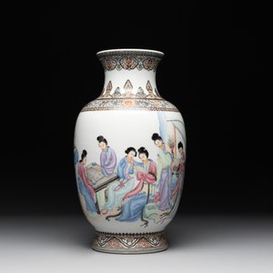 A Chinese famille rose vase with ladies on wooden stand, Qianlong mark, Republic — photo 2