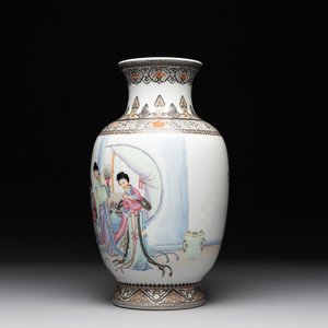 A Chinese famille rose vase with ladies on wooden stand, Qianlong mark, Republic — photo 3