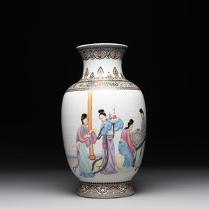 A Chinese famille rose vase with ladies on wooden stand, Qianlong mark, Republic — photo 5