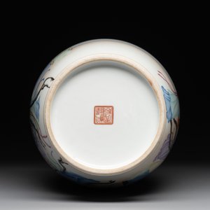 A Chinese famille rose vase with ladies on wooden stand, Qianlong mark, Republic — photo 7
