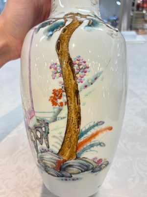 A Chinese famille rose vase with narrative design and a famille verte vase, Qianlong mark, 19th C. — photo 11
