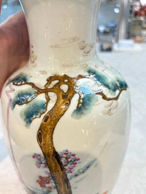 A Chinese famille rose vase with narrative design and a famille verte vase, Qianlong mark, 19th C. — photo 12