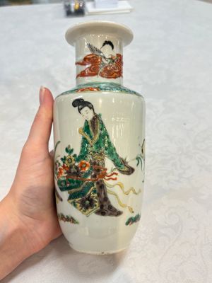 A Chinese famille rose vase with narrative design and a famille verte vase, Qianlong mark, 19th C. — photo 13