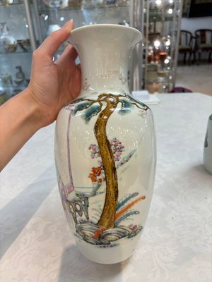 A Chinese famille rose vase with narrative design and a famille verte vase, Qianlong mark, 19th C. — photo 2