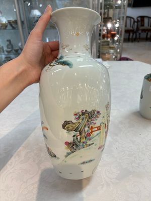 A Chinese famille rose vase with narrative design and a famille verte vase, Qianlong mark, 19th C. — photo 3