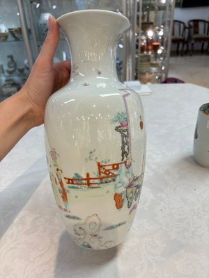 A Chinese famille rose vase with narrative design and a famille verte vase, Qianlong mark, 19th C. — photo 4