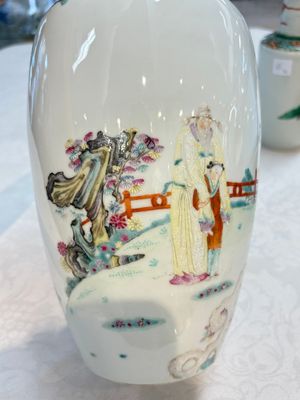 A Chinese famille rose vase with narrative design and a famille verte vase, Qianlong mark, 19th C. — photo 8