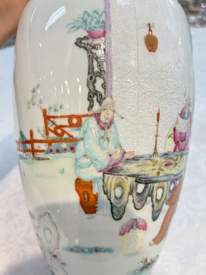 A Chinese famille rose vase with narrative design and a famille verte vase, Qianlong mark, 19th C. — photo 9