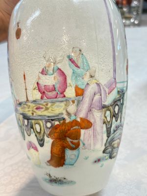 A Chinese famille rose vase with narrative design and a famille verte vase, Qianlong mark, 19th C. — photo 10
