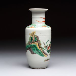 A Chinese famille rose vase with narrative design and a famille verte vase, Qianlong mark, 19th C. — photo 11