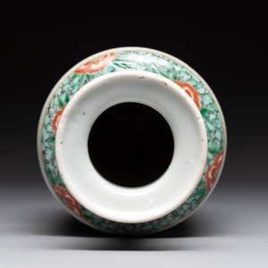 A Chinese famille rose vase with narrative design and a famille verte vase, Qianlong mark, 19th C. — photo 12