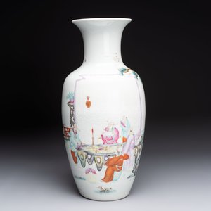 A Chinese famille rose vase with narrative design and a famille verte vase, Qianlong mark, 19th C. — photo 2