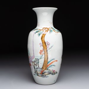 A Chinese famille rose vase with narrative design and a famille verte vase, Qianlong mark, 19th C. — photo 3