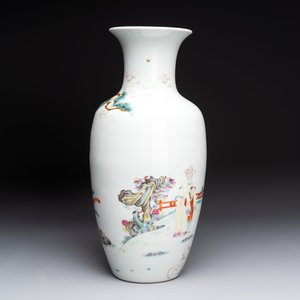 A Chinese famille rose vase with narrative design and a famille verte vase, Qianlong mark, 19th C. — photo 4