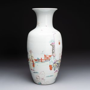 A Chinese famille rose vase with narrative design and a famille verte vase, Qianlong mark, 19th C. — photo 5