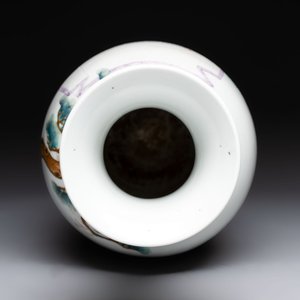 A Chinese famille rose vase with narrative design and a famille verte vase, Qianlong mark, 19th C. — photo 6