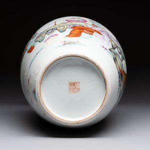 A Chinese famille rose vase with narrative design and a famille verte vase, Qianlong mark, 19th C. — photo 7