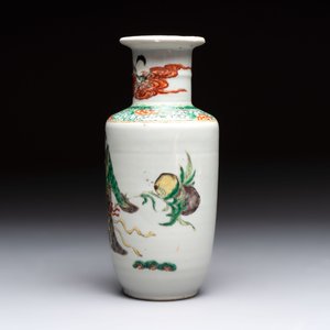 A Chinese famille rose vase with narrative design and a famille verte vase, Qianlong mark, 19th C. — photo 9