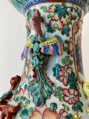 A Chinese famille rose vase with phoenix-shaped handles, 19th C. — 照片 5
