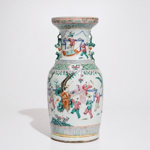A Chinese famille rose vase with playing boys, 19th C. — photo 1