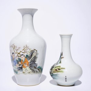 A Chinese famille rose vase with playing boys and a qianjiang cai landscape vase, 20th C — photo 2