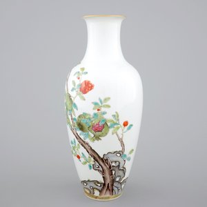 A Chinese famille rose vase with pomegranates, 20th C — photo 1