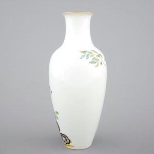 A Chinese famille rose vase with pomegranates, 20th C — photo 2