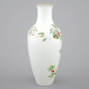 A Chinese famille rose vase with pomegranates, 20th C — photo 3