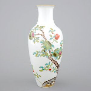 A Chinese famille rose vase with pomegranates, 20th C — photo 4