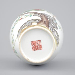 A Chinese famille rose vase with pomegranates, 20th C — photo 6