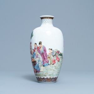 A Chinese famille rose vase with scholars and their servants, Qianlong mark, Republic — 照片 4
