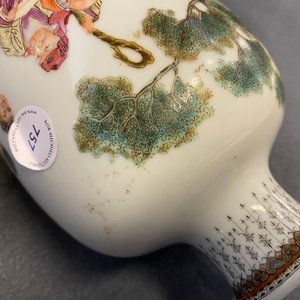 A Chinese famille rose vase with scholars and their servants, Qianlong mark, Republic — 照片 9
