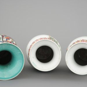 A Chinese famille rose vase with silk production scene, 19th C. and a pair of 20th C. Mulan vases — photo 5