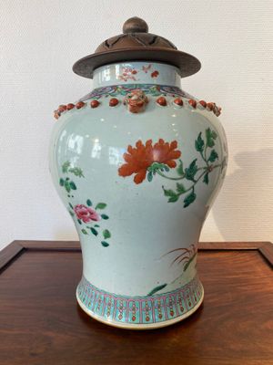 A Chinese famille rose vase with wooden cover, 19th C. — 照片 3