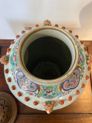 A Chinese famille rose vase with wooden cover, 19th C. — 照片 7
