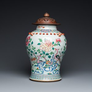 A Chinese famille rose vase with wooden cover, 19th C. — 照片 1