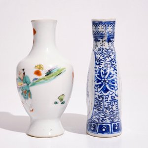 A Chinese famille rose vase, Yongzheng, and a blue and white moonflask, 19/20th C. — photo 4