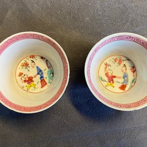 A Chinese famille rose VOC-cup, a Pronk-cup and two cups and saucers, Yongzheng/Qianlong — photo 35