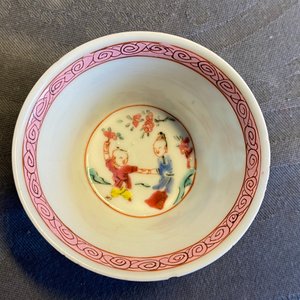 A Chinese famille rose VOC-cup, a Pronk-cup and two cups and saucers, Yongzheng/Qianlong — photo 37