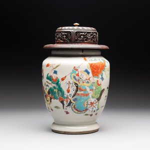 A Chinese famille rose 'warrior on horseback' vase and a wooden cover, Yongzheng/Qianlong — foto 1
