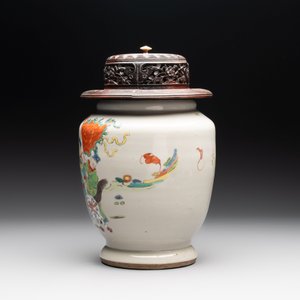 A Chinese famille rose 'warrior on horseback' vase and a wooden cover, Yongzheng/Qianlong — foto 2