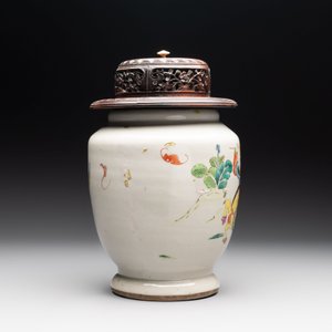 A Chinese famille rose 'warrior on horseback' vase and a wooden cover, Yongzheng/Qianlong — foto 3