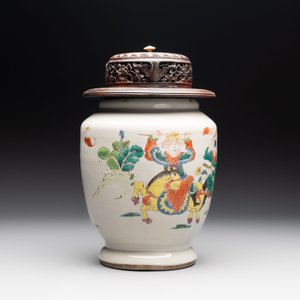 A Chinese famille rose 'warrior on horseback' vase and a wooden cover, Yongzheng/Qianlong — foto 4